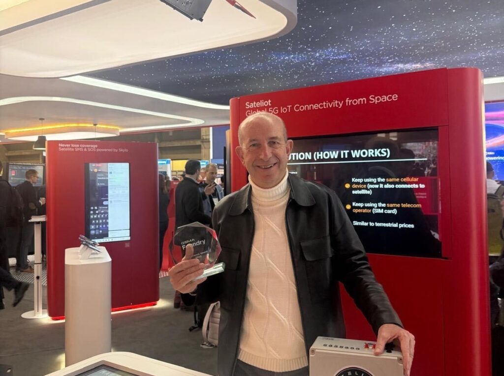 jaume holding GSMA Foundry award during MWC